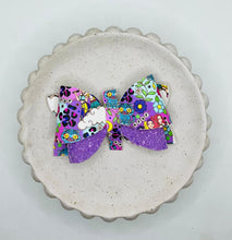 Load image into Gallery viewer, Lila Bow
