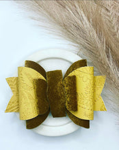 Load image into Gallery viewer, Ivy Bows
