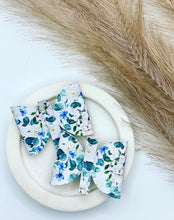 Load image into Gallery viewer, Medium Piggy Tails
