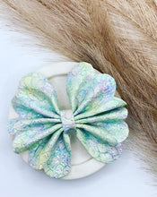 Load image into Gallery viewer, Beverley Frances Bows
