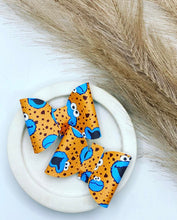 Load image into Gallery viewer, Medium Piggy Tails
