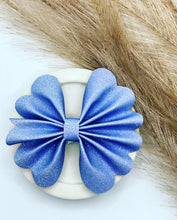 Load image into Gallery viewer, Beverley Frances Bows
